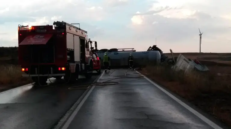 El camión volcado entre Sesma y Lodosa portaba ácido sulfúrico. BOMBEROS
