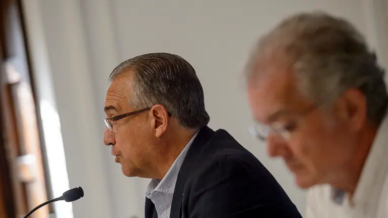 Enrique Maya y Juanjo Echeverría ofrecen una rueda de prensa en el Ayuntamiento. PABLO LASAOSA 04