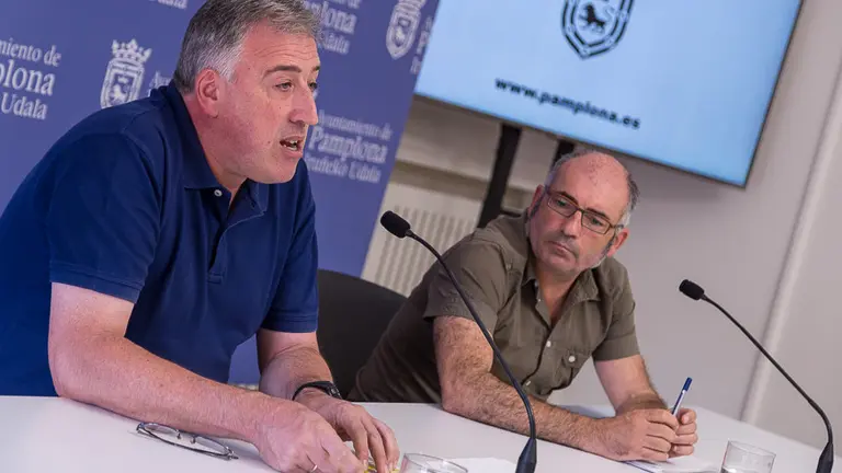 El alcalde de Pamplona, Joseba Asiron, y el concejal de Ciudad Habitable y Vivienda, Joxe Abaurrea, analizan el expediente del solar del Colegio de Salesianos (09). IÑIGO ALZUGARAY