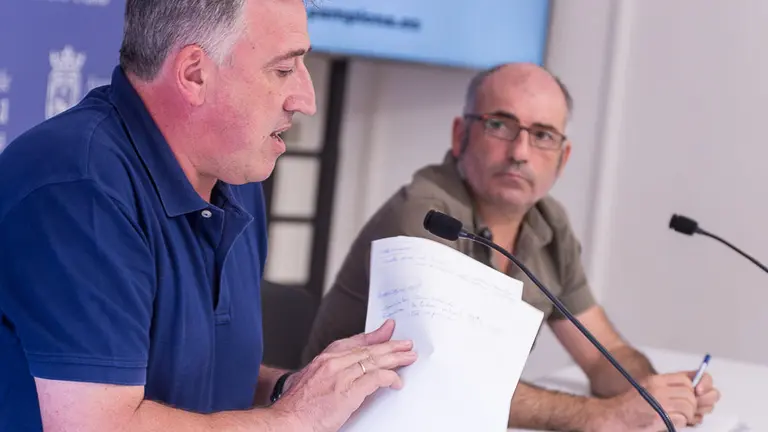 El alcalde de Pamplona, Joseba Asiron, y el concejal de Ciudad Habitable y Vivienda, Joxe Abaurrea, analizan el expediente del solar del Colegio de Salesianos (16). IÑIGO ALZUGARAY