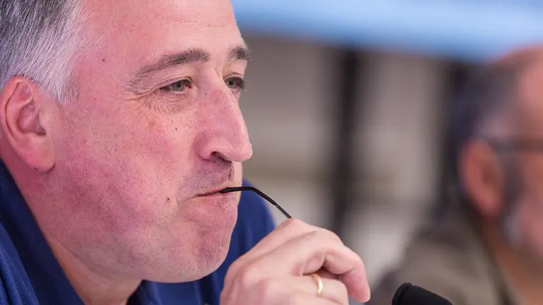 El alcalde de Pamplona, Joseba Asiron, y el concejal de Ciudad Habitable y Vivienda, Joxe Abaurrea, analizan el expediente del solar del Colegio de Salesianos (17). IÑIGO ALZUGARAY