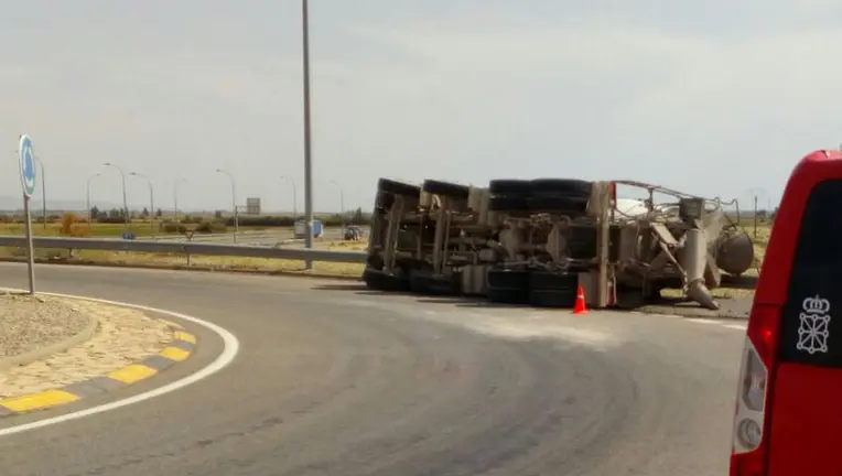 El camión hormigonera que ha volcado en Buñuel dejando herido a su conductor POLICÍA FORAL