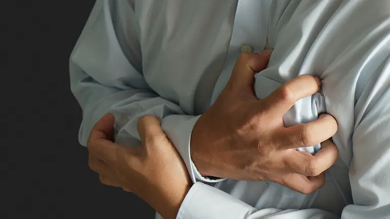 Un paciente de un hospital se lleva la mano al pecho en un gesto de dolor ARCHIVO