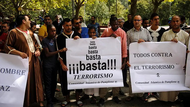 Concentración de la comunidad musulmana frente a la mezquita de San Jorge en repulsa de los atentados de Barcelona. MIGUEL OSÉS_3
