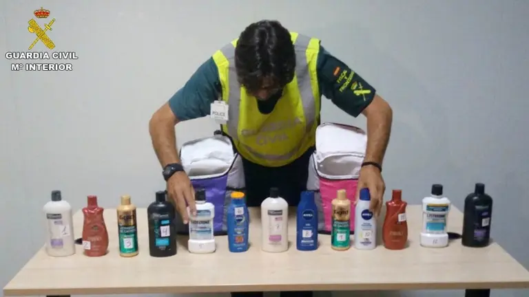Botes de champú, cremas y enjuagues bucales en los que los detenidos transportaban la cocaína desde Brasil.