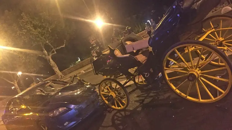 Accidente entre un turismo y un coche de caballos en Sevilla, en el que que han resultado heridas tres presonas.