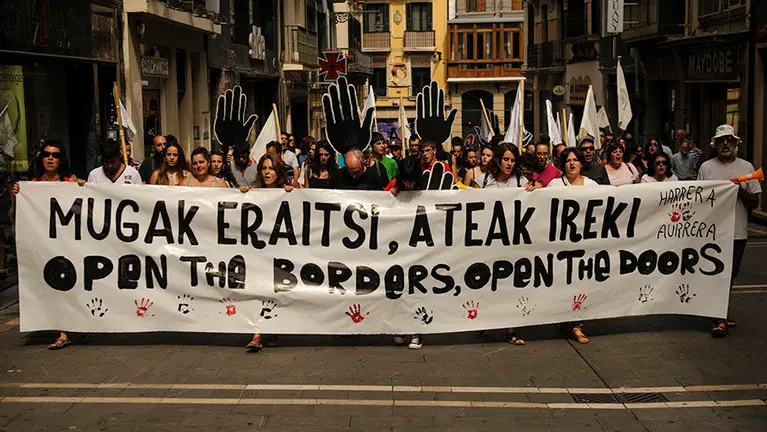 Manifestación convocada por la plataforma Harrera Aurrera para reivindicar una politica de acogida real. MIGUEL OSÉS_8