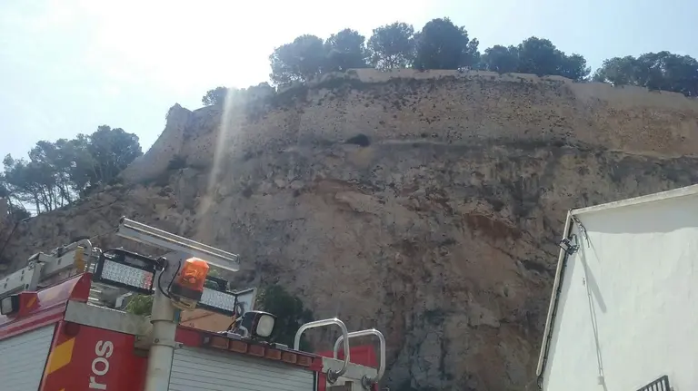 Imagen de los bomberos que han rescatado a una mujer y su bebé que han caído de una altura de 50 metros en el castillo de Denia EP