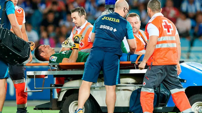 Andrés Fernández es retirado en camilla. Foto web Villarreal CF.