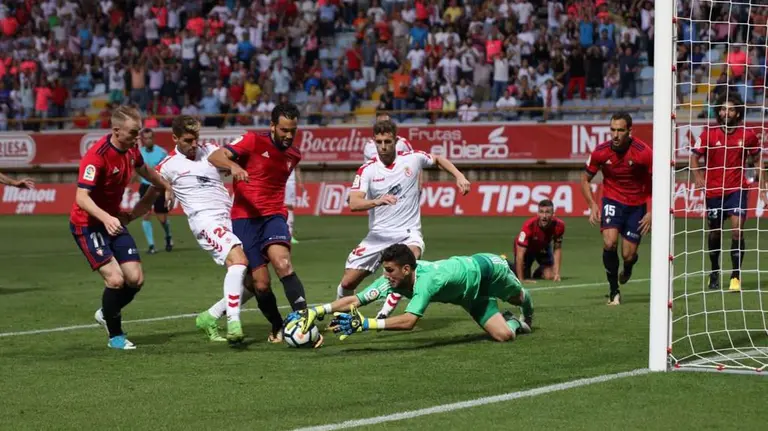 El portero rojillo Sergio Herrera en una de sus numerosas intervenciones en el Cultura Leonesa - Osasuna TWITTER CULTURAL LEONESA 2