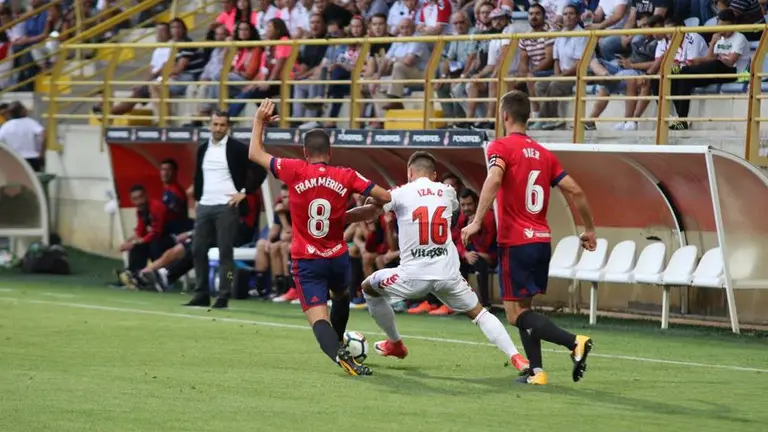 El entrenador Diego Martínez observa una de las jugadas del Cultural Leonesa - Osasuna TWITTER CULTURAL LEONESA
