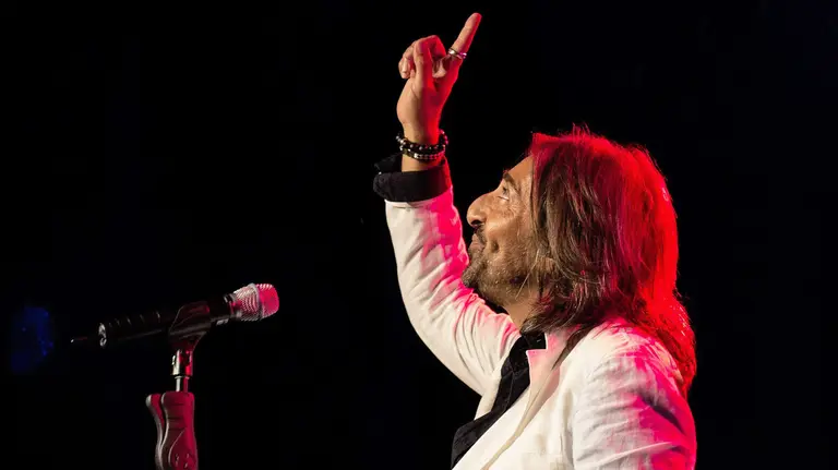 GRA524. PAMPLONA (NAVARRA) 26/08/2017.- El cantante Antonio Carmona durante su actuación esta noche en el Zentral Kafe Teatro de Pamplona donde presenta &#39;Vengo venenoso&#39;, dentro de la IV Edición del Flamenco on Fire que se celebra en la capital navarra. EFE/Villar López