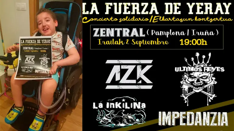 El joven Yeray posa con el cartel del evento solidario organizado en la sala Zentral de Pamplona FB LA FUERZA DE YERAY