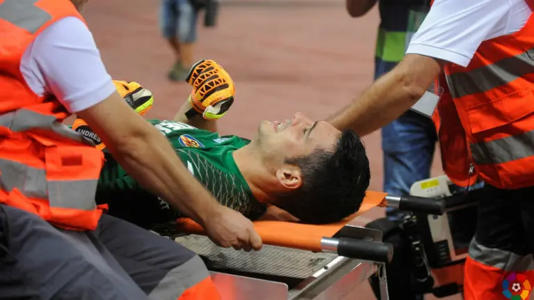 Andrés Fernández fue retirado en camilla. La Liga.