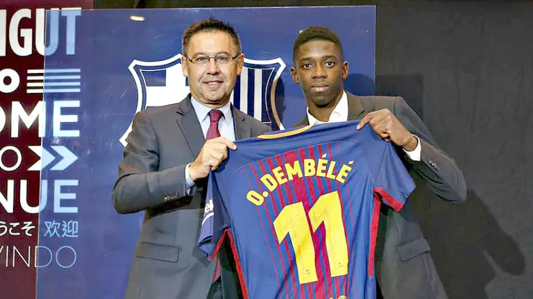 Bartomeu y Dembélé en la presentación del jugador. Twitter FC Barcelona.