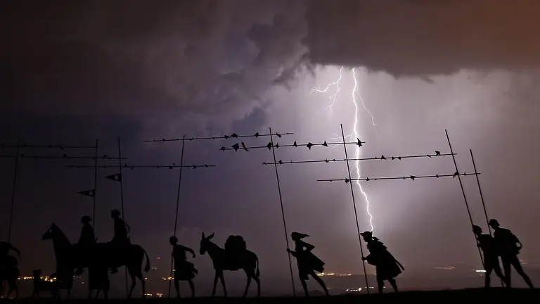GRA084. EL PERDÓN (PAMPLONA), 29/08/2017.- Un relámpago cae cerca de las figuras que en homenaje a los peregrinos están situadas en el alto de El Perdón. La tormenta que ha caído esta madrugada sobre Navarra han dejado numeroso aparato eléctrico sobre la comarca de Pamplona donde según las previsiones meteorológicas las lluvias, chubascos y tormentas, pueden ser localmente fuertes y con granizo en la vertiente cantábrica y persistentes en Pirineos, con temperaturas en descenso. EFE/Jesús Diges