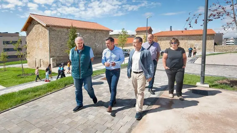 José María Ayerdi, el alcalde y el vicepresidente Laparra durante la visita. ARCHIVO