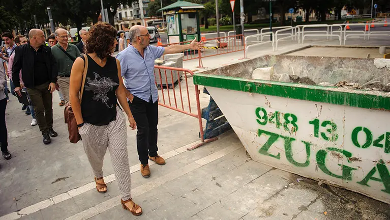 Visita institucional organizada por el ayuntamiento para inspeccionar las obras del Plan para la Amabilizacion del Centro. MIGUEL OSÉS_13