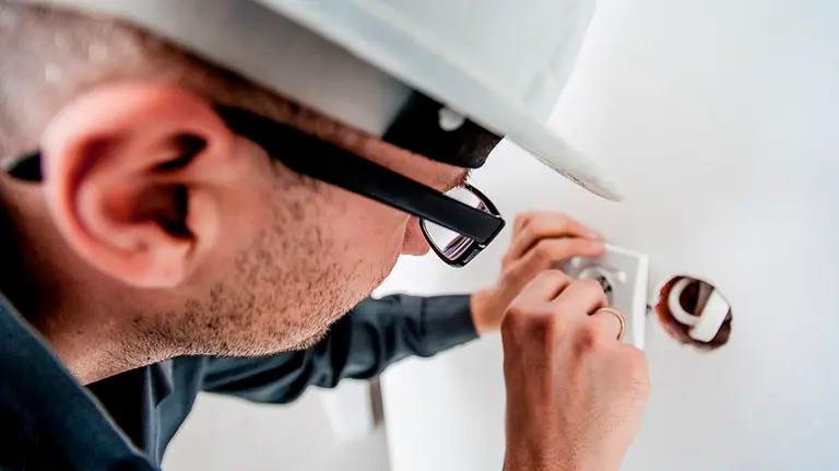 Un hombre coloca un enchufe