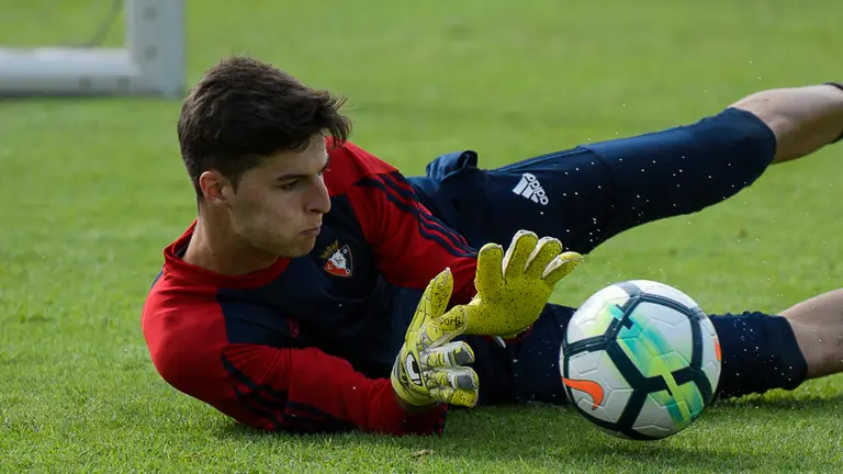 Juan Pérez en un entrenamiento de Osasuna en Tajonar. PABLO LASAOSA 02