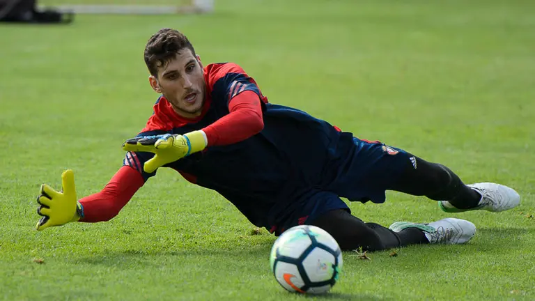 Sergio Herrera en un entrenamiento de Osasuna en Tajonar. PABLO LASAOSA.
