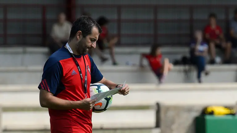 Diego Martínez en un entrenamiento de Osasuna en Tajonar. PABLO LASAOSA 18
