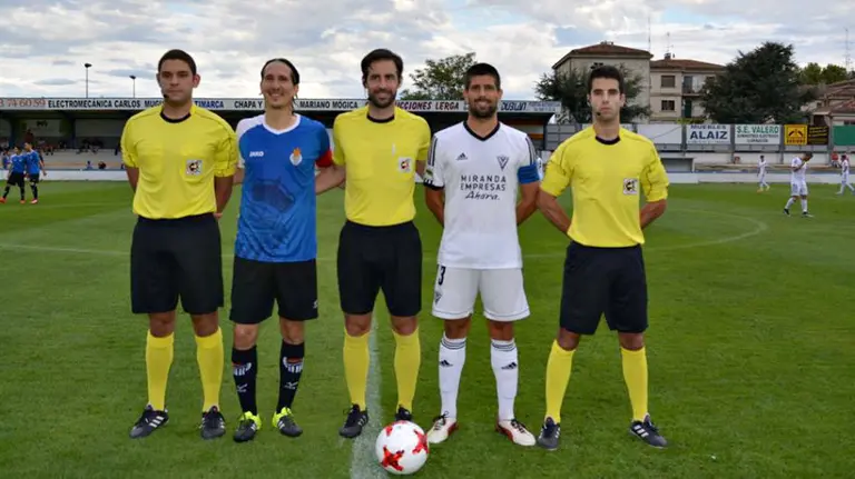 Trio arbitral y capitanes del Peña Sport - Mirandés. Web P. Sport.
