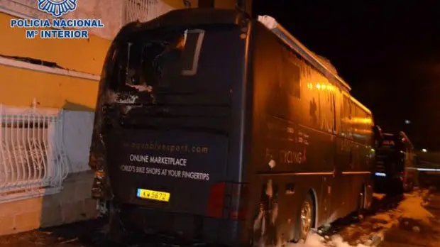 El autobús de La Vuelta ciclista a España quemado por el pirómano en Almería