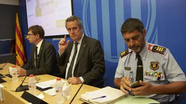 El conseller de Justicia de la Generalitat, Carles Mundó; el de Interior, Joaquim Forn, y el mayor de los Mossos d'Esquadra, Josep Lluís Trapero (de izquierda a derecha) EFE