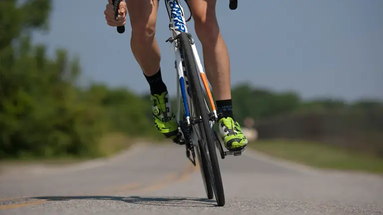 Un ciclista pedalea por una carretera