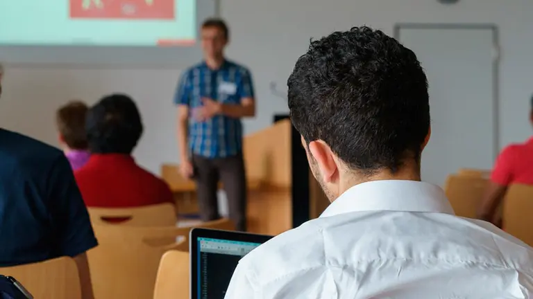 Un profesor da clases a sus alumnos