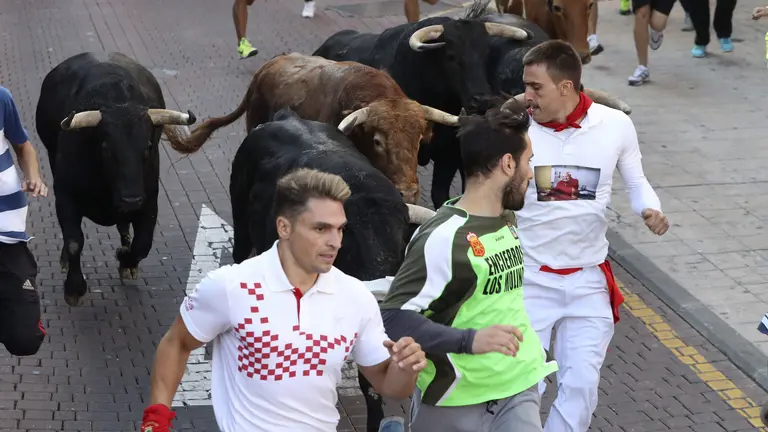 El corredor navarro Aitor Arístregui, a la derecha, junto a otros mozos, antes de sufrir el accidente en el encierro de San Sebastián de los Reyes. EFE. J.J. GUILLÉN