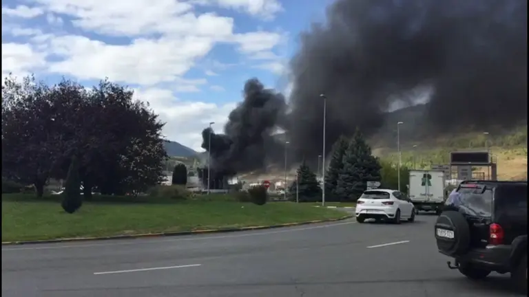 Explosión en la nave Cousin Freres, del Grupo Faurencia, en el polígono Iturrondo de Burlada.
