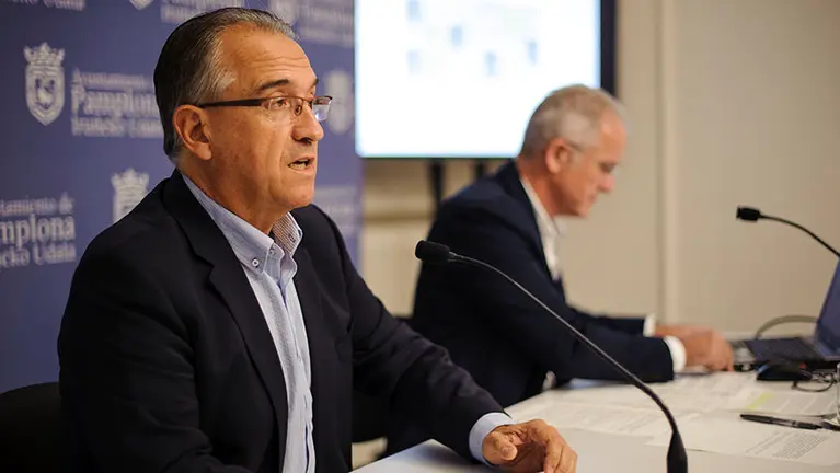 El portavoz del grupo municipal de UPN, Enrique Maya, y el concejal regionalista Juanjo Echeverría presentan las iniciativas en torno a Salesianos y Pío XII. MIGUEL OSÉS (2)