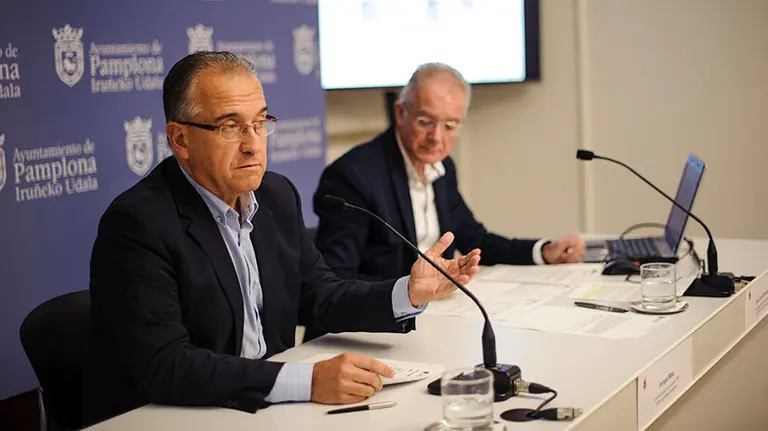 El portavoz del grupo municipal de UPN, Enrique Maya, y el concejal regionalista Juanjo Echeverría presentan las iniciativas en torno a Salesianos y Pío XII. MIGUEL OSÉS (3)