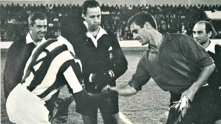 Javier Ederra saluda al capitán del Vitoria de Setubal. CA Osasuna.