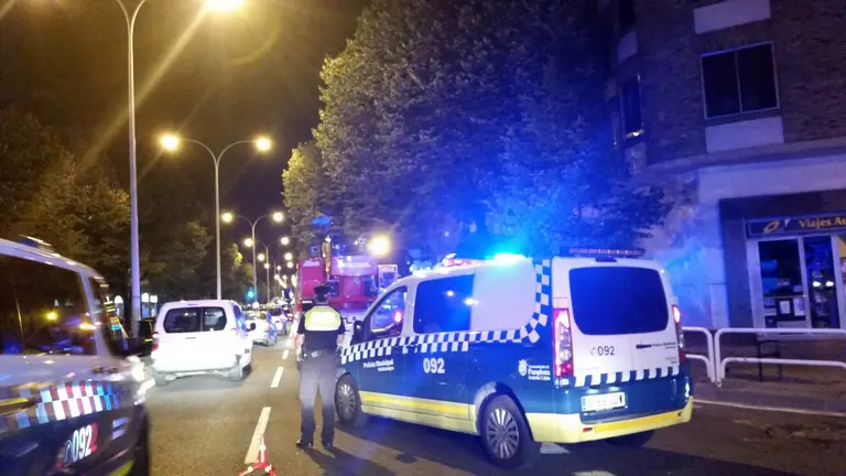 Agentes de la Policía Municipal intervienen en el incendio de la avenida Baja Navarra.