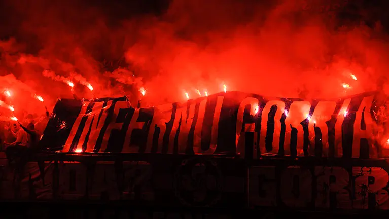 Miembros de Indar Gorri entran en El Sadar al terminar el entrenamiento de Osasuna. MIGUEL OSÉS (3)