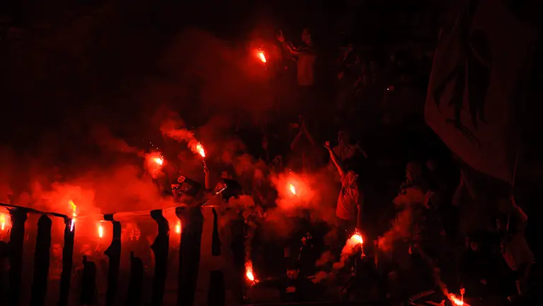 Miembros de Indar Gorri entran en El Sadar al terminar el entrenamiento de Osasuna. MIGUEL OSÉS (4)