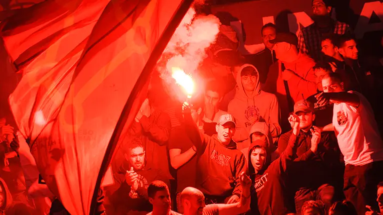 Miembros de Indar Gorri entran en El Sadar al terminar el entrenamiento de Osasuna. MIGUEL OSÉS (16)
