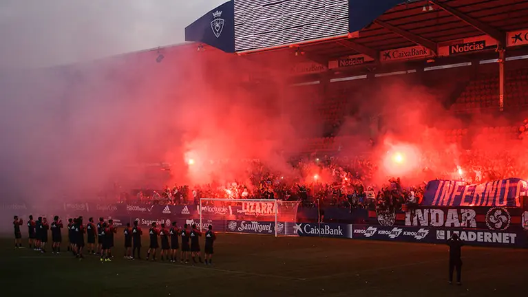 Miembros de Indar Gorri entran en El Sadar al terminar el entrenamiento de Osasuna. MIGUEL OSÉS (7)