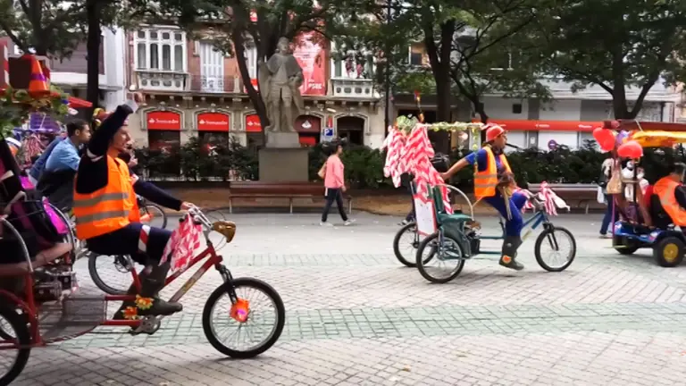 El plan de amabilización se presenta con teatro callejero