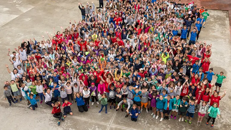 Niños y jóvenes de las colonias de Fuenterrabía  posan para una foto