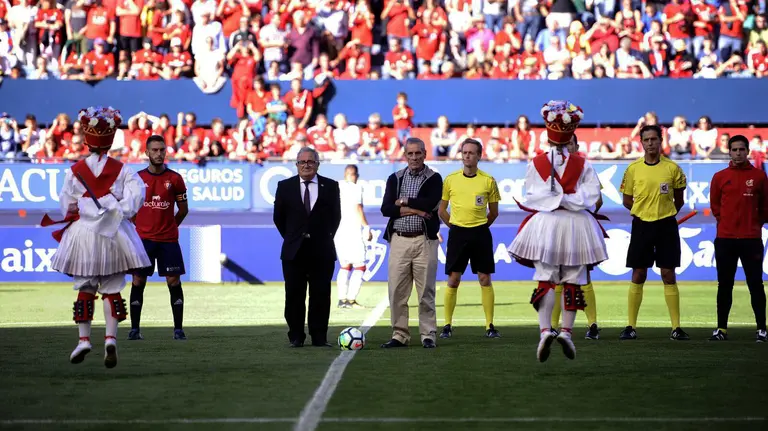 Osasuna conmemora el 50 aniversario de El Sadar con el saque de honor de Javier Ederra. MIGUEL OSÉS (2)