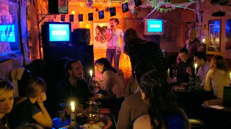 Una joven canta en un karaoke. ARCHIVO