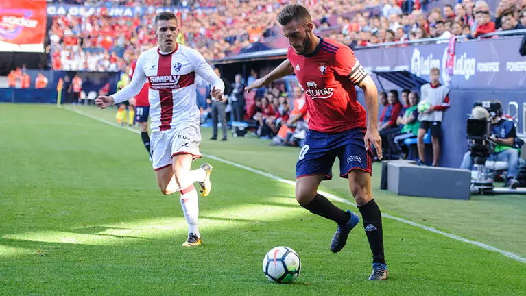 Partido entre Osasuna y Huesca en la celebración del 50 aniversario de El Sadar. MIGUEL OSÉS (2)