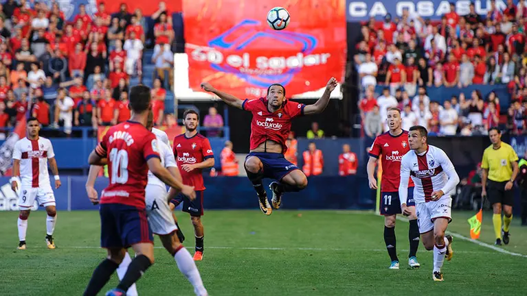 Partido entre Osasuna y Huesca en la celebración del 50 aniversario de El Sadar. MIGUEL OSÉS (6)