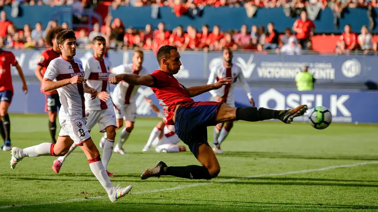 Osasuna conmemora el 50 aniversario de El Sadar con el saque de honor de Javier Ederra. MIGUEL OSÉS (6)