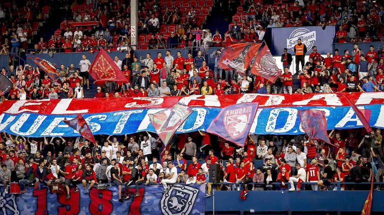 GRA234. PAMPLONA, 02/09/2017.- La afición de Osasuna durante los actos prepartido que se han celebrado esta tarde en el estadio de El Sadar que hoy cumple cincuenta años. EFE/Villar López