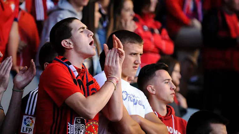 La afición de Osasuna animando hasta el final. MIGUEL OSÉS_7
